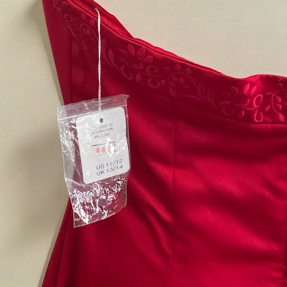 Mori Lee Red Gown Size 11/12‎ Embroidery Trim - Picture 10 of 13